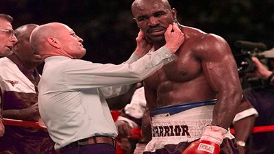 بعد اعتناقة الإسلام.. مايك تايسون يؤدي الصلاة مع صديقه 