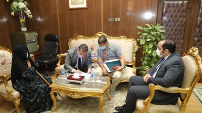 محافظ المنوفية يبحث معوقات مشروع الصرف الصحي لقرى 