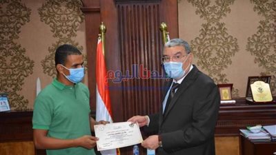 محافظ المنيا يكرم موظف بمرسى بني حسن لإنقاذه 3 أشخاص من الغرق