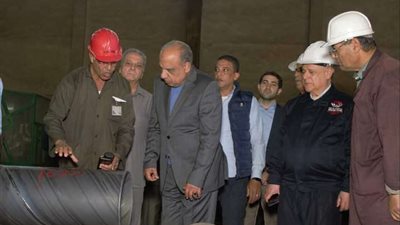 وزير قطاع الأعمال يتفقد شركتي النصر للمواسير والنصر للسيارات بحلوان