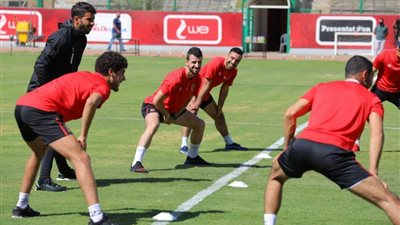 تقسيمة بين لاعبي الأهلي في مران اليوم