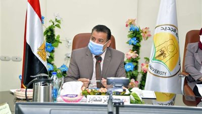 جامعة الوادي الجديد تكرم طالبين بكلية التربية الرياضية حققا أرقاماً قياسية بموسوعة 