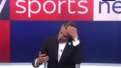 موقف محرج.. عودة البث التلفزيوني فجأة أثناء قيام مذيع بهذا الفعل