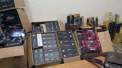 القبض على شخصين لبيعهما أجهزة استقبال لفك شفرات القنوات الفضائية بالموسكي