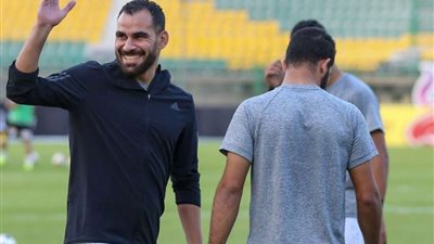 أحمد عيد عبد الملك يسخر من مدافعي الأهلي.. والسبب بن شرقي