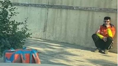 عامل توصيل طلبات دليفري يدخل المسجد للصلاة ويفقد دراجته