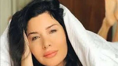 من غرفة النوم.. ممثلة لبنانية تستعرض أنوثتها بإطلالة جريئة