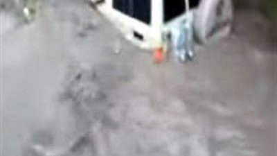 بالفيديو.. أطفال يستغيثون بوالدهم لإنقاذهم من الغرق قبل أن تفلت أيديهم