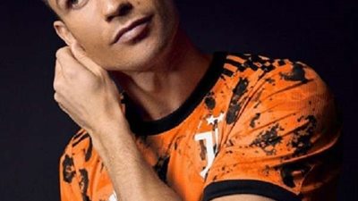 شاهد.. رونالدو يقدم قميص يوفنتوس الثالث