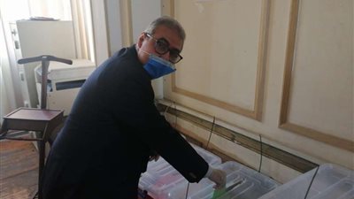 نقيب البيطريين يدلي بصوته في انتخابات التجديد النصفي