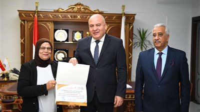 لتعلمهم لغة الإشارة.. الداودي يكرم عدد من موظفي المراكز التكنولوجية بقنا