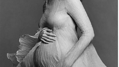 جيجي حديد تخضع لجلسة تصوير جديدة توثق فيها مراحل حملها الأخيرة.. شاهد