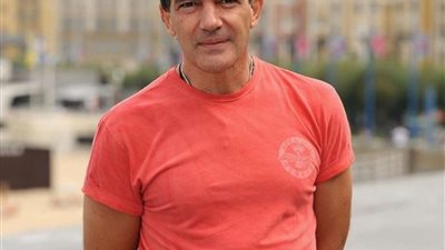 النجم العالمي أنطونيو بانديراس يعلن انتصاره على فيروس كورونا