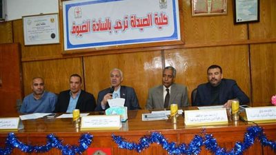 نائب رئيس جامعة أسيوط يتابع أعمال انتخابات اتحادات طلاب كلية الصيدلة