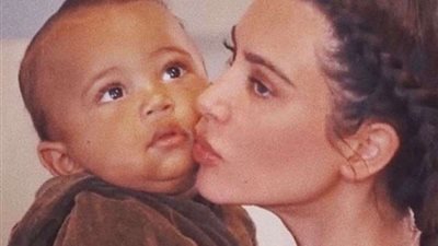 كيم كاردشيان تمرح مع ابنتها في أحدث ظهور