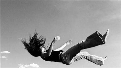 خلال حديثها مع شقيقتها.. مصرع سيدة سقطت من شرفة شقتها بالعمرانية