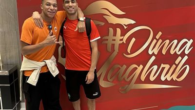 مبابي يشارك أشرف حكيمي الاحتفال عقب التأهل لدور ربع نهائي كأس العالم