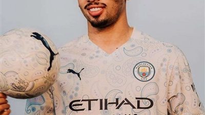 بالصور.. مانشستر سيتي يكشف عن قميصه الثالث