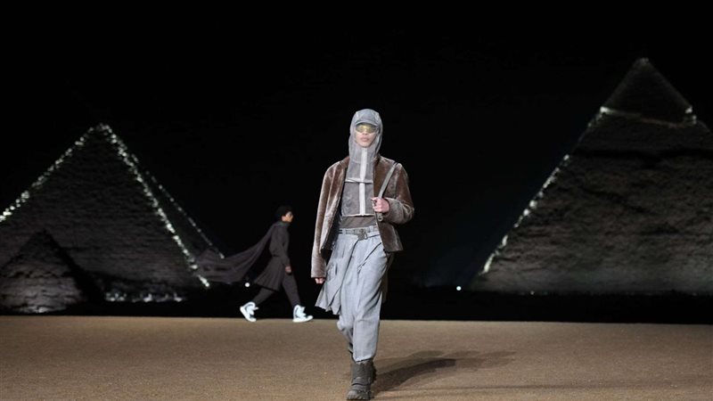 عرض أزياء ديور