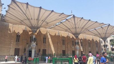 تشكيل لجنة عاجلة من وزارة الاوقاف لبحث حقيقة اختفاء 4 مقابض أثرية من مسجد الإمام الحسين