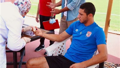 شاهد.. الأهلي يجري تحليل دم بدلًا من المسحة الطبية استعدادًا لمواجهة المصري