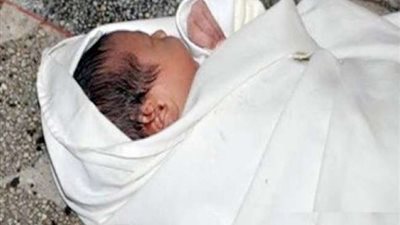 النيابة توضح مصير طفل رضيع عُثر عليه أمام مدخل عقار بالمقطم.. تفاصيل