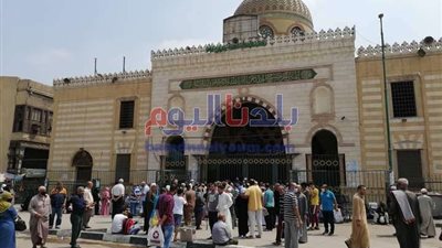 بالصور.. المصلين يؤدون صلاة الجمعة بمسجد السيدة نفيسة