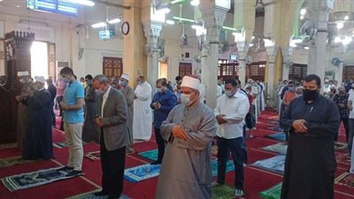 محافظ القليوبية ونائبه يؤديان أول صلاة جمعة بعد فترة توقف بسبب كورونا