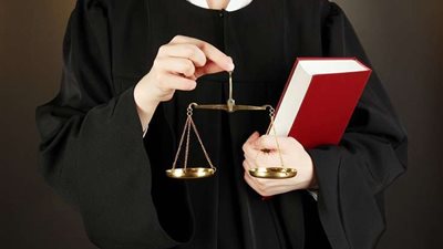 التعدي على محامية بالطعن وإلقاء مياه حارقة على وجهها في القليوبية