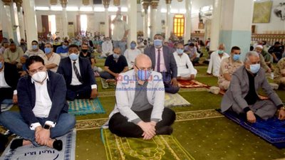 محافظ بني سويف يؤدي صلاة الجمعة بعد توقفها 5 أشهر
