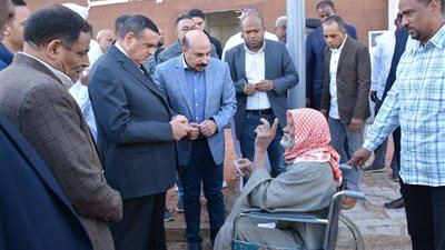 خلال زيارته لمجمع خدمات بلانة.. اللواء هشام آمنة يستجيب لطلب أحد المواطنين