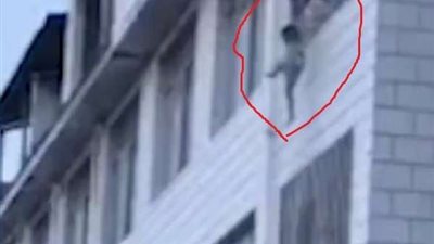 لهذا السبب.. أم تلقي بطفلها من الطابق الثالث وتقفز وراءه (فيديو)