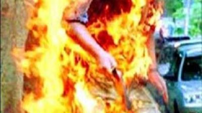 بلطجية يشعلون النار في تاجر بسبب خلافات بينهم.. تفاصيل