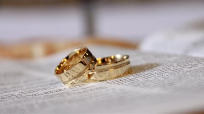 استشاري أسري  : شراء الشاب لخطيبته دبلة فقط ليس تقليلا منها