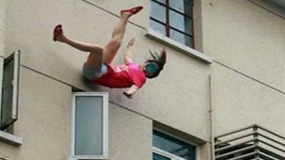 تفاصيل مصرع فتاة سقطت من شرفة شقتها بالطابق الثامن بأوسيم