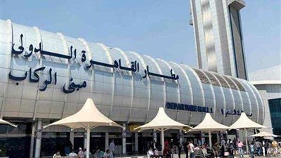 جمارك مطار القاهرة تضبط 5 سبائك ذهبية وسلاسل بحوزة راكب