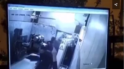 بالصور.. مواطنون يهاجمون عيادة طبيب ويعتدون عليه بالضرب في العراق