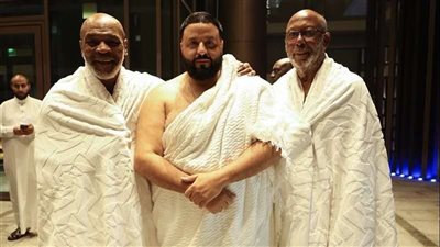 شاهد.. لحظة بكاء نجم عالمي أمام الكعبة أثناء تأدية العمرة