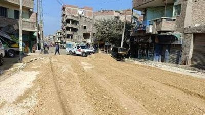 «غراب» يتابع تنفيذ أعمال رصف الشوارع الداخلية بمنيا القمح