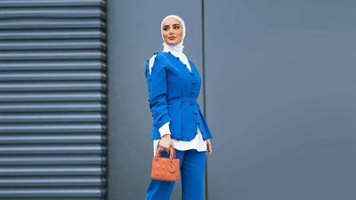 بإطلالة جذابة.. أفكار تنسيق اللون النيلي للمحجبات في الشتاء