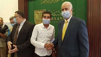 رئيس جامعة الإسكندرية يستقبل الطالب 
