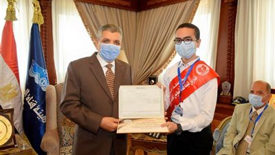 الفريق أسامة ربيع يكرم أوائل الثانوية العامة بمدارس هيئة قناة السويس