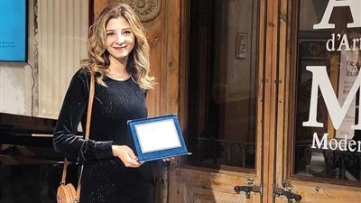 عضو هيئة تدريس بجامعة الإسكندرية تفوز بثلاث جوائز دولية لأعمالها الفنية