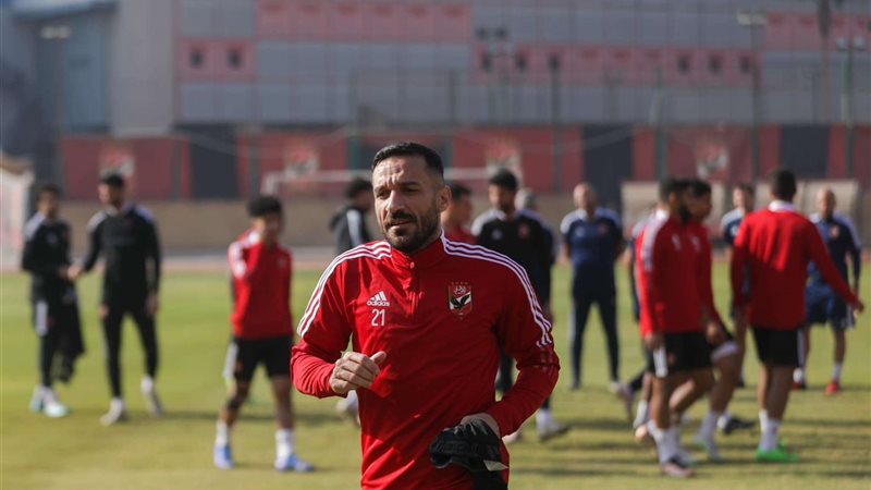 علي معلول لاعب الأهلي