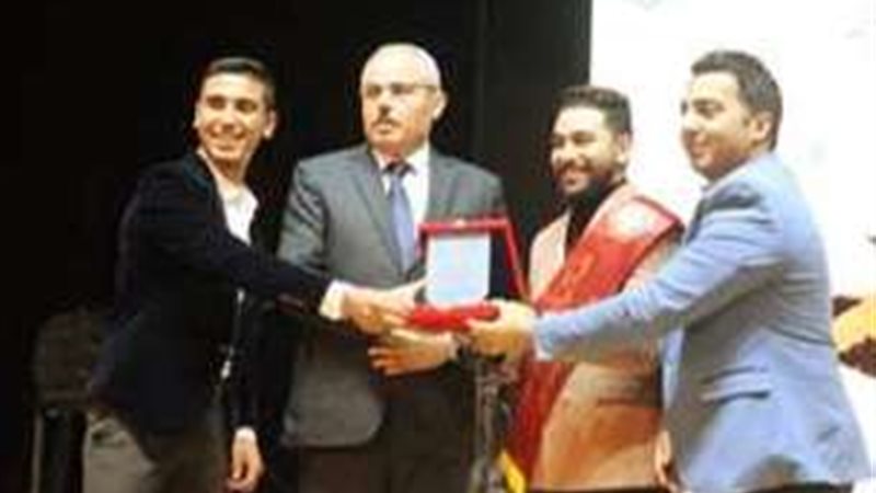 تسليم الجوائز للفائزين