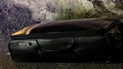 بها مجوهرات وذهب.. ماذا فعل رجل أمن بعد عثوره على حقيبة بالسعودية؟