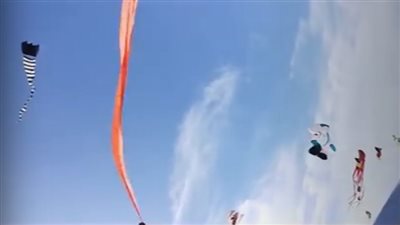 شاهد.. طائرة ورقية تسحب طفلة إلى السماء