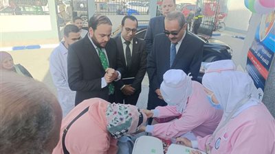 محافظ الإسماعيلية ووكيل وزارة الصحة يشهدان حملة التطعيم ضد شلل الأطفال
