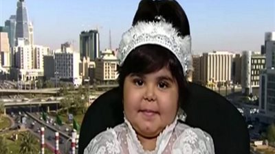 طفلة سعودية تحقق شهرة واسعة على السوشيال ميديا.. فيديو