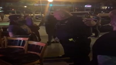 بكلمات عنصرية.. شرطي أمريكي يستفز رجل أسود